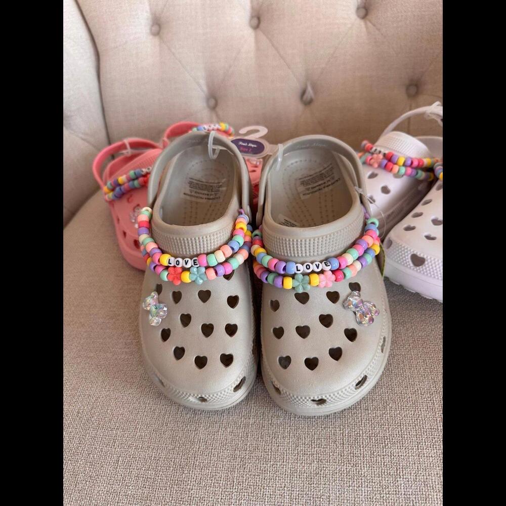 Embellished girl Croc-style shoes with Taylor Swift-style bracelets - SAND color